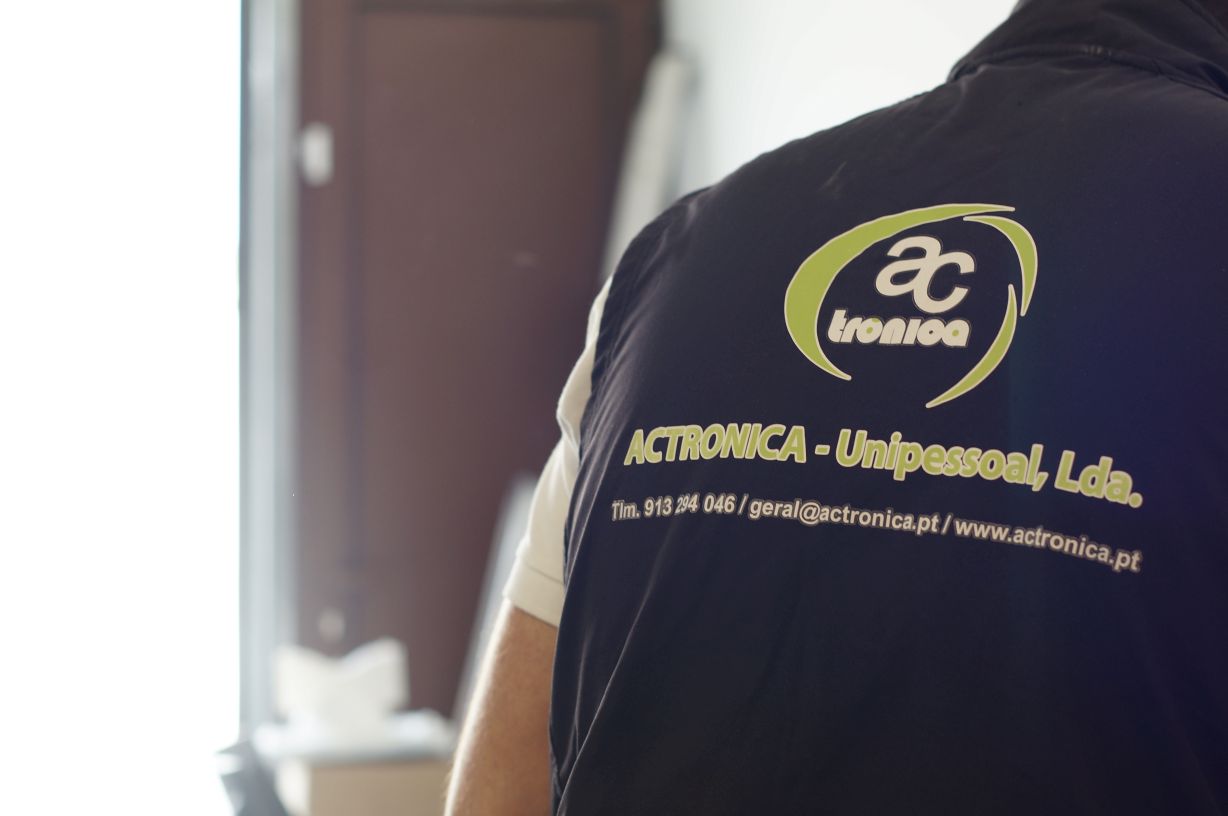 Equipa da ACTRONICA a efetuar reparação de eletrodomésticos